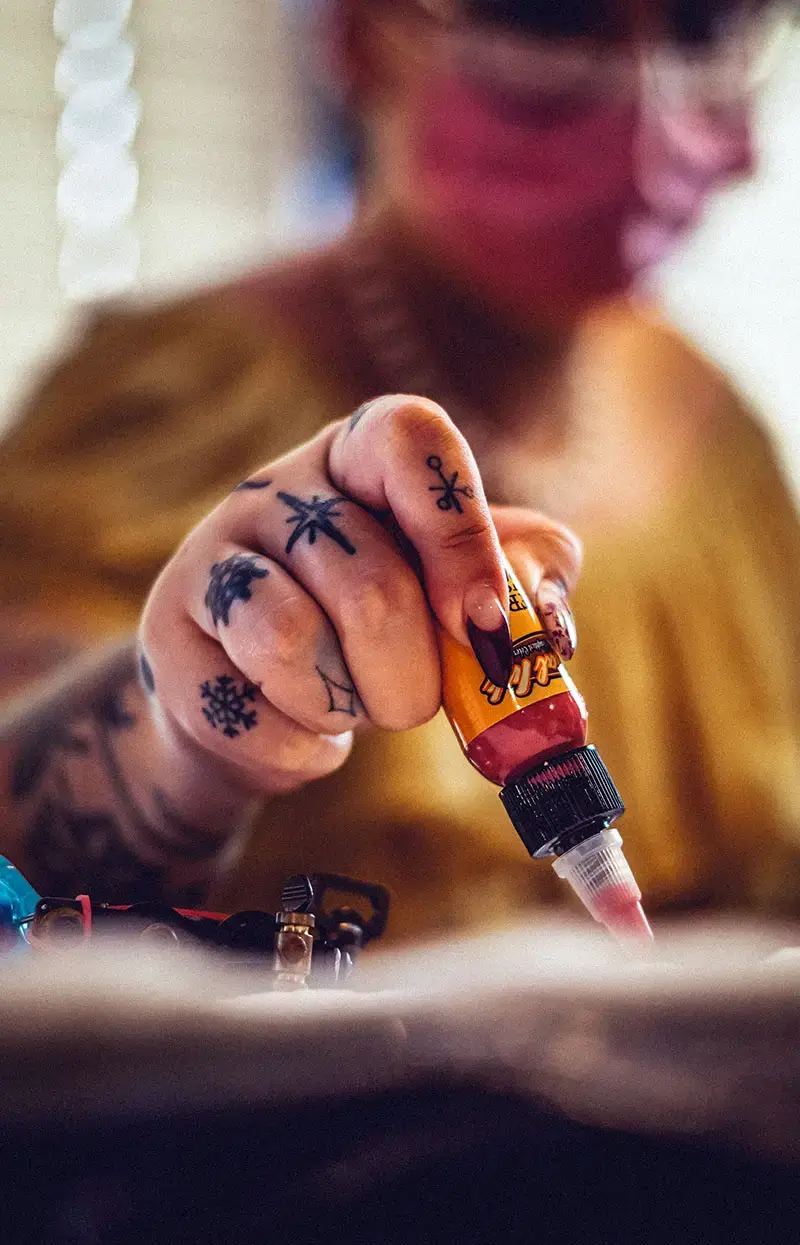 تاتوی انگست رنگ زرد تیشرت زرد